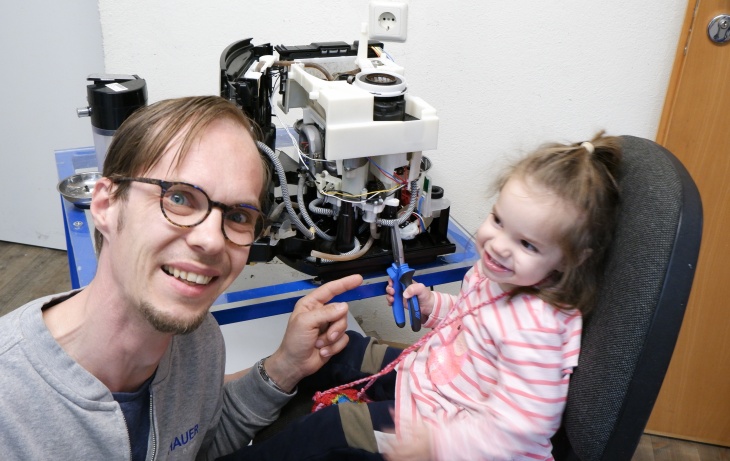 Herr Hauer mit Tochter beim reparieren