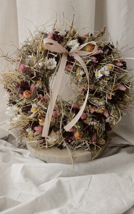 Wunderschöner Heukranz mit Trockenblumen – natürliche Frühlings- und Osterdeko für Zuhause.