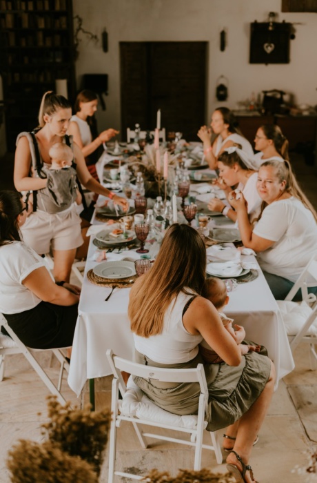 Fröhliche Bräute gestalten Hochzeitsdeko beim Bride Craft Brunch – kreativer DIY-Event für Hochzeiten.